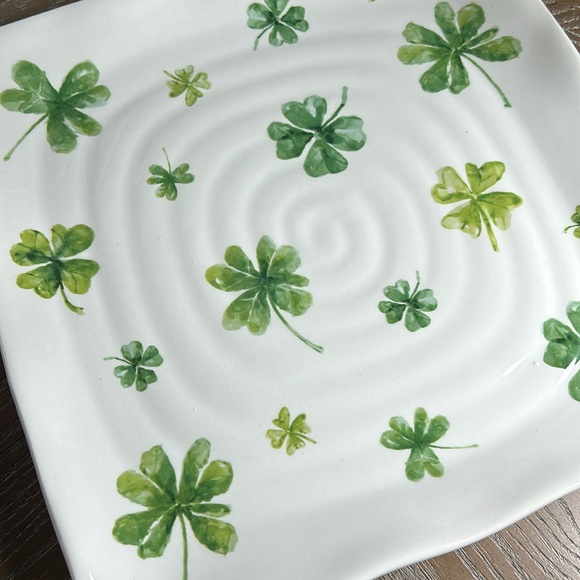 NEW! ☘️St Patrick Day Shamrock Ceramic Scallop Edge Serving Plate - Picture 5 of 8